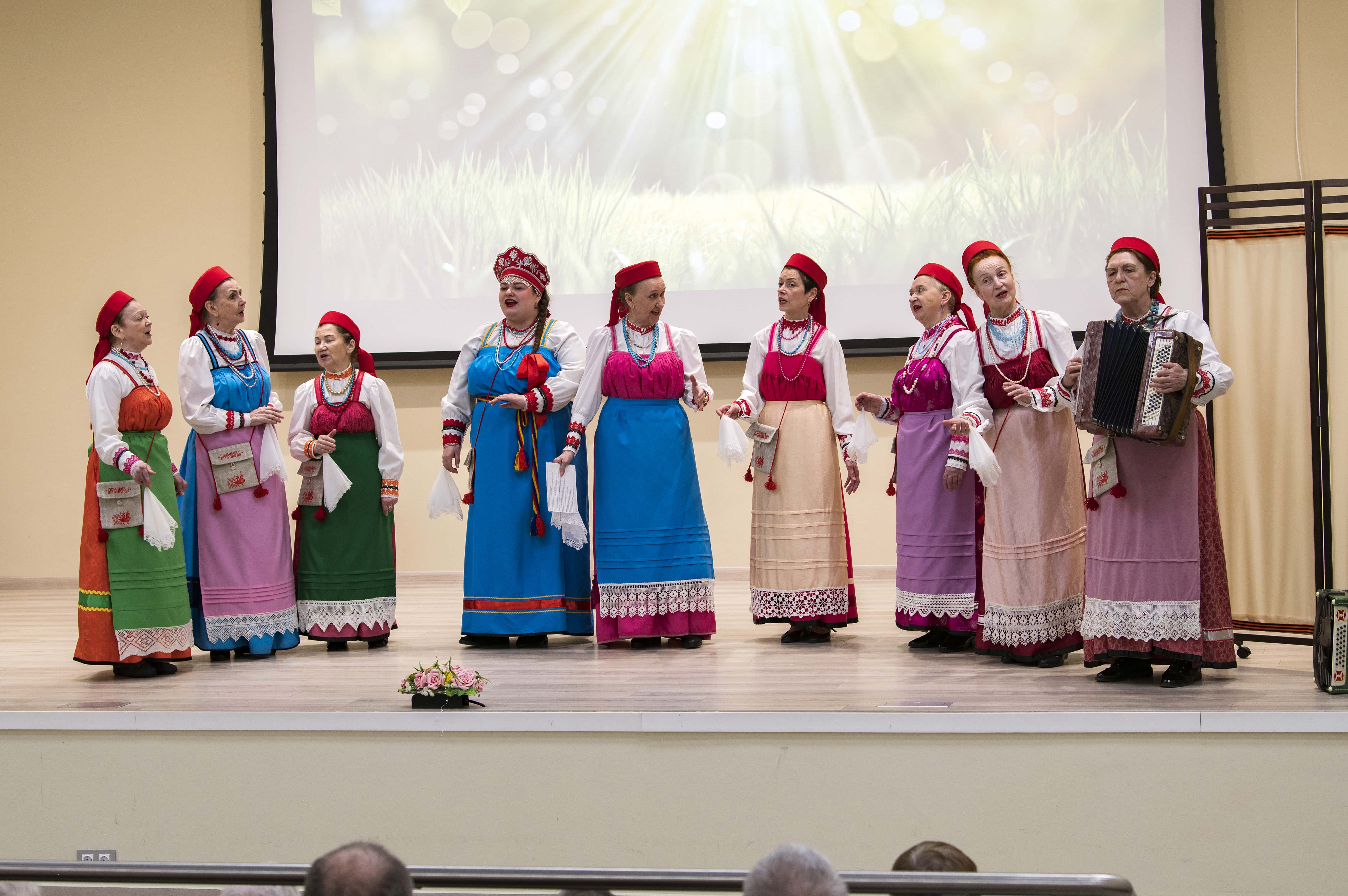 22.05.2026 - Акция "Дом без одиночества". Концерт ансамблей "Беломорье" и "Встреча друзей". Мурманский ДИПИ - фото Е. Коваленко