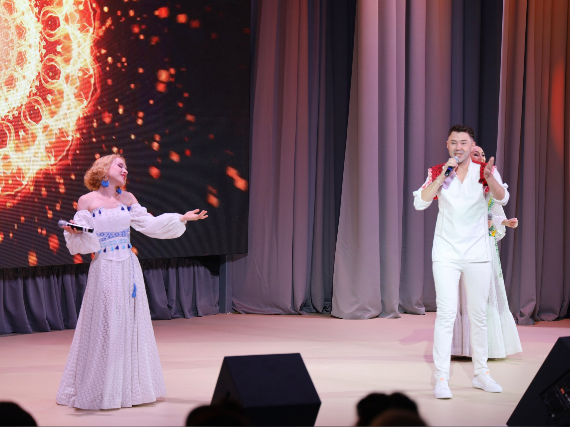 На сцене ЦКиД "Полярная звезда" сердца оленегорцев зажгла группа "Тереха"