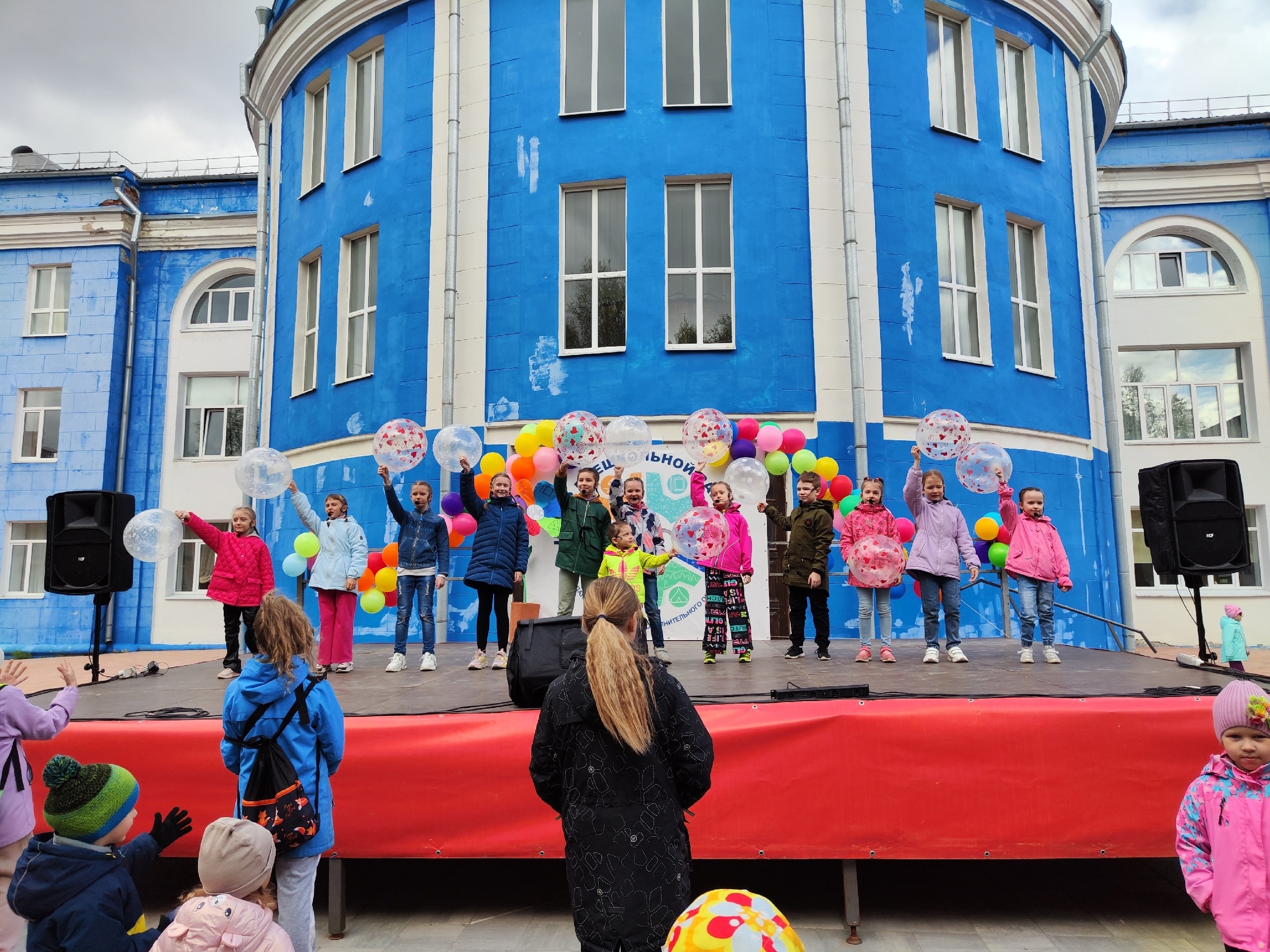 В сквере КОСМОНАВТИКИ прошёл замечательный концерт, посвящённый Дню защиты детей