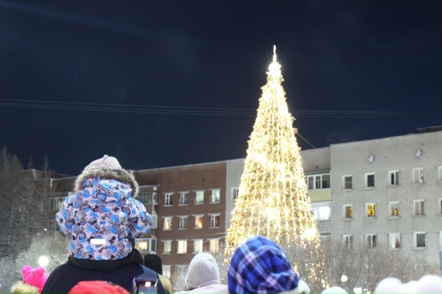 Оленегорская Ёлка засияла тысячей огней!