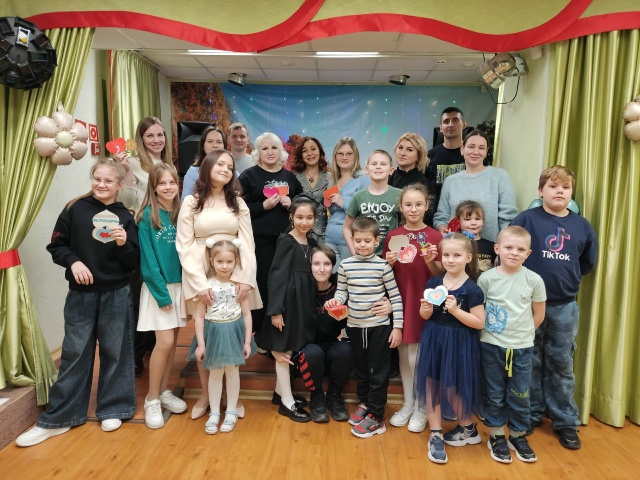 Мероприятия ко Дню матери России (Семейная праздничная развлекательная программа «Где мама – там счастье!», Выставка творческих работ "Праздник бабушек и мам" кружка   ДПТ "Волшебный сундучок")