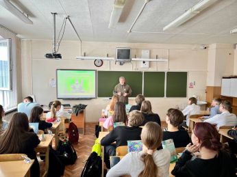 Специалисты Дворца культуры провели совместно с фондом «Защитники Отечества» в гимназии №8 познавательную программу, посвящённую важной и актуальной теме — противодействию терроризму и экстремизму.
